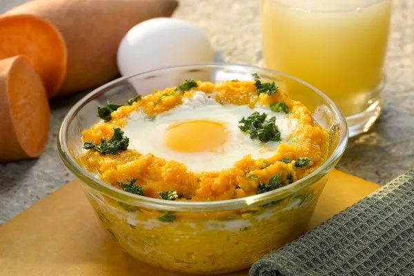 Ägg över grönkål och sötpotatisgrits