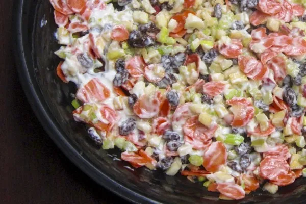 Äppelsallad med söt och syrlig yoghurtdressing