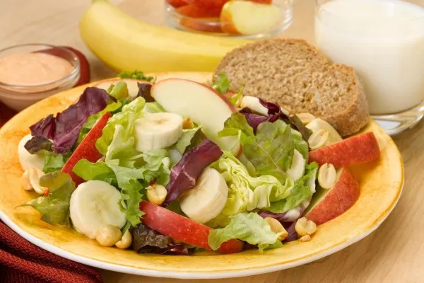 Äpple- och banansallad med jordnötter