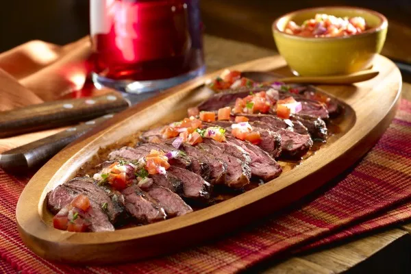Argentinsk grillad biff med salsa criolla