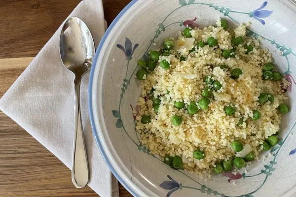 Couscous med ärter och lök