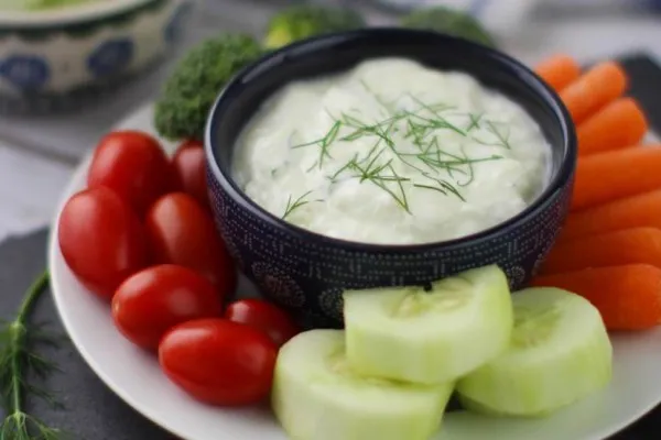 Dip med gurka, yoghurt och örter