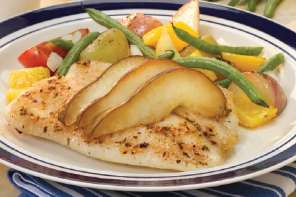 Enkelt ugnspaket med karibisk tilapia, päron och karnevalsrostad potatis