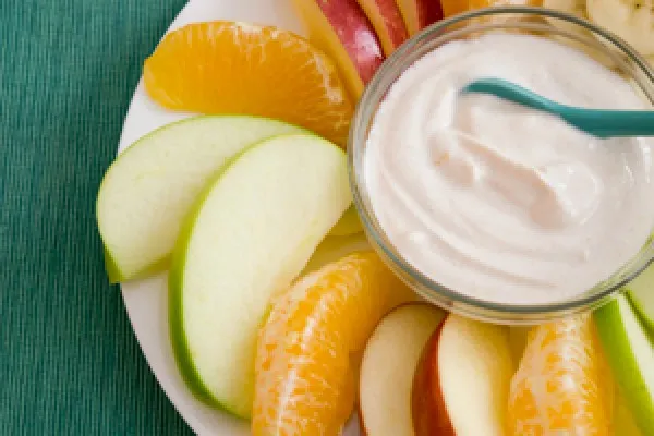 Färsk frukt med kanelyoghurtdipp