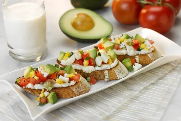 Frukostbruschetta med avokado