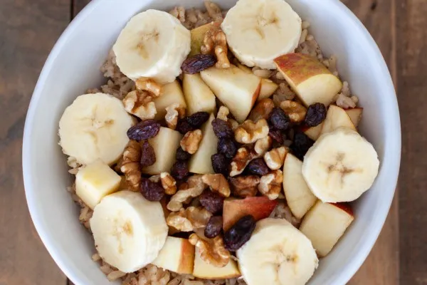 Frukostrisskål med frukt och nötter
