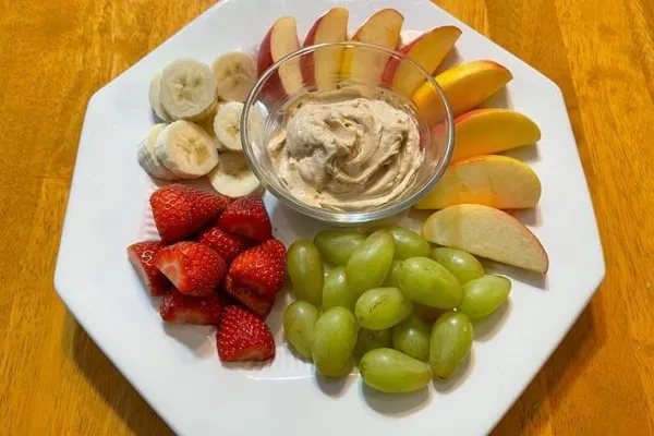 Frukt med jordnötssmördipp