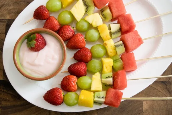 Fruktspett med yoghurtdipp