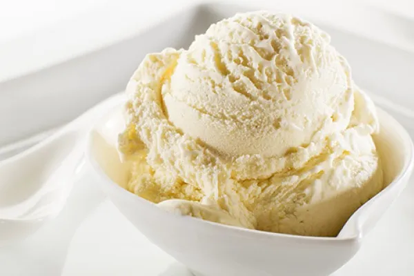 Fryst yoghurt med ananas och apelsin