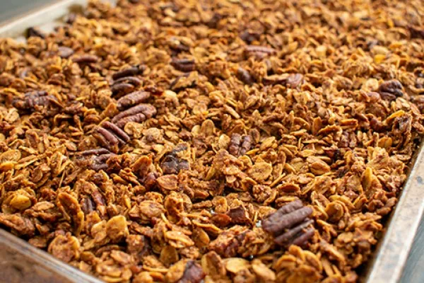Granola med havregryn, kokos och pekannötter