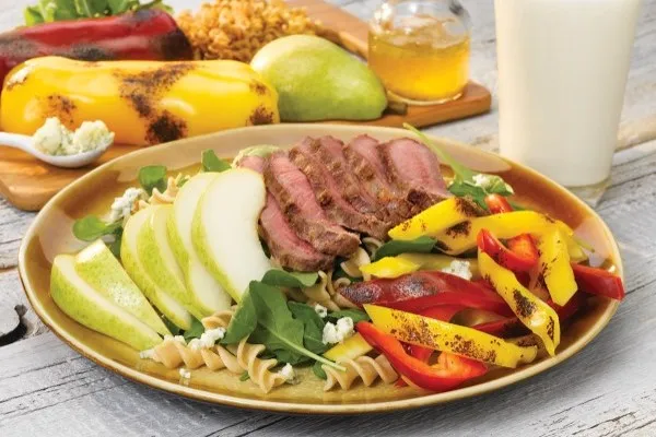 Grillad biffsallad med paprika och päron