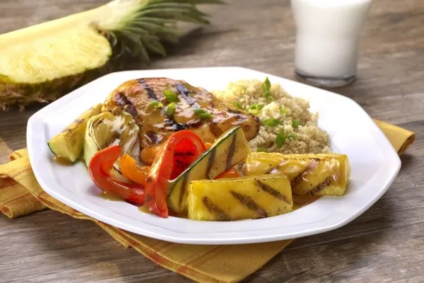 Grillad kyckling med ananas- och ingefärsglaze, zucchini och paprika