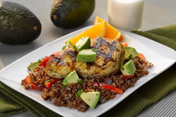 Grillad kyckling- och avokadopilaff med quinoa