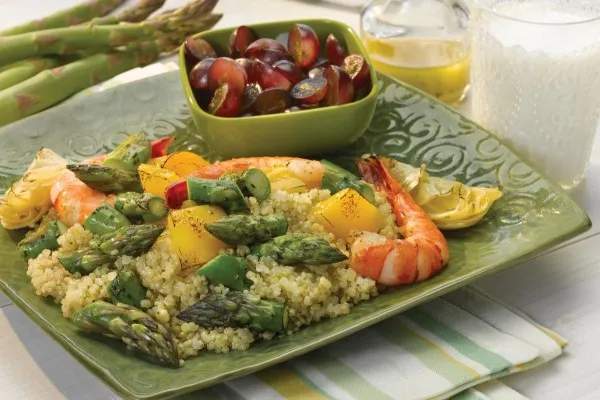 Grillad sparris- och räksallad med quinoa och citronvinägrett