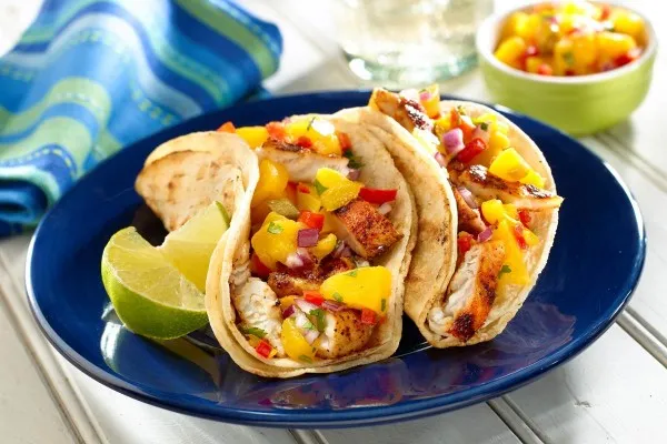 Grillade fisktacos med persikosalsa