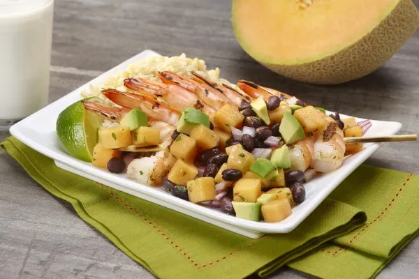 Grillade räkor med cantaloupe- och avokadosalsa