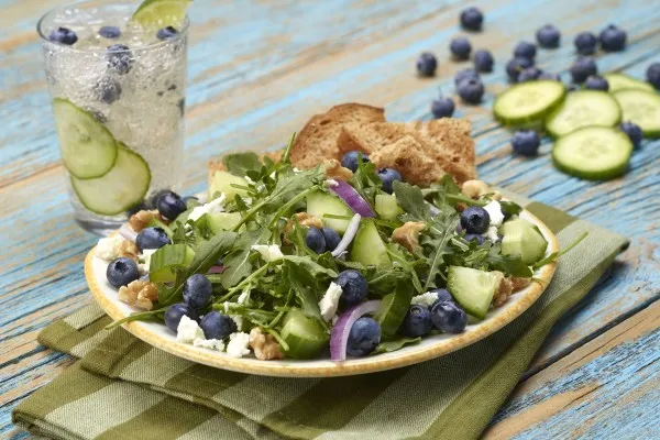 Gurksallad med blåbär