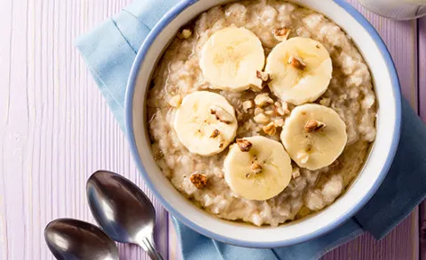 Havregrynsgröt med banan och valnötter