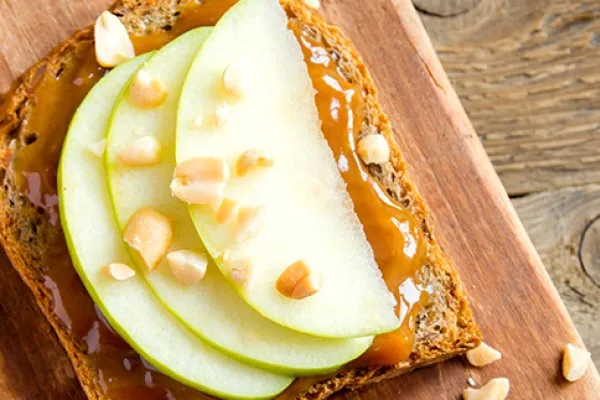 Jordnötssmör- och fruktmacka