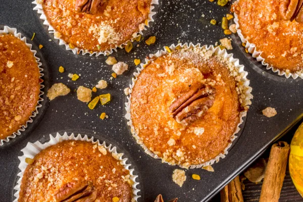 Kanelsockrade pumpamuffins med pekannötter