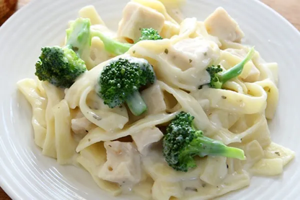 Kyckling- och broccolialfredo