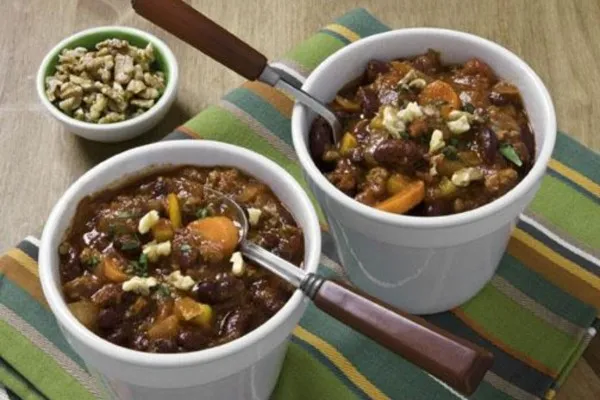 Lysande chili toppad med valnötter