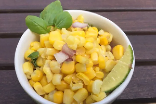 Majssallad med färsk basilika och citron