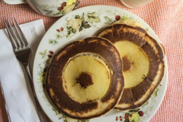 Pannkakor med äppelskivor