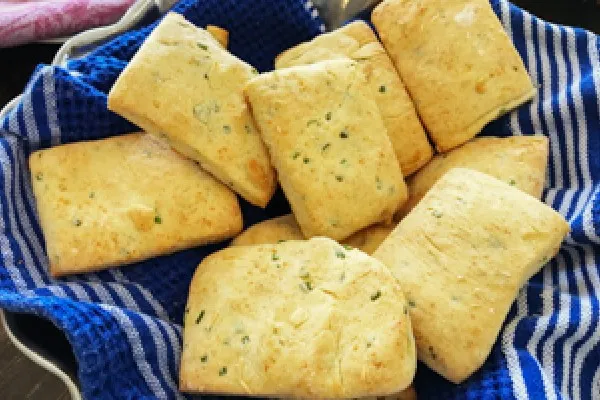 Parmesan- och gräslöksscones