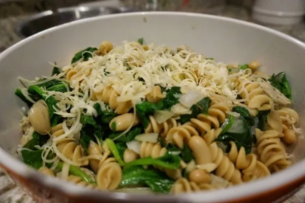 Pasta med bladgrönt, bönor och kyckling