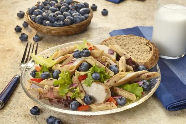 Pastasallad med blåbär, kyckling och sallad