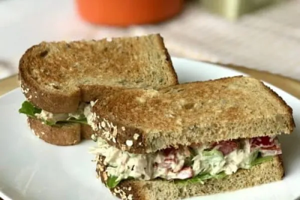 Picknicksmörgås med tonfisk och grönsaker