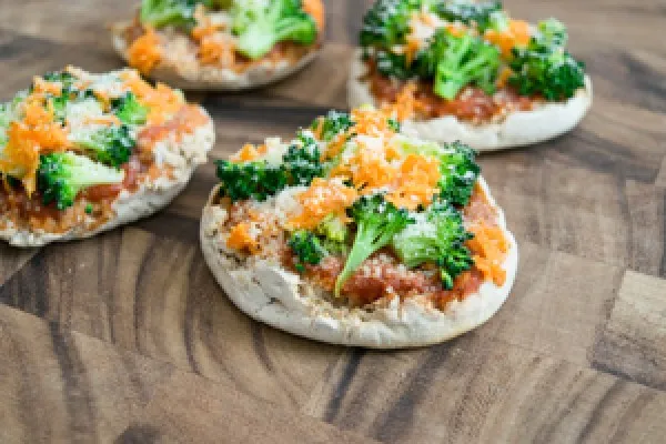 Pizza på englishmuffin med grönsaker