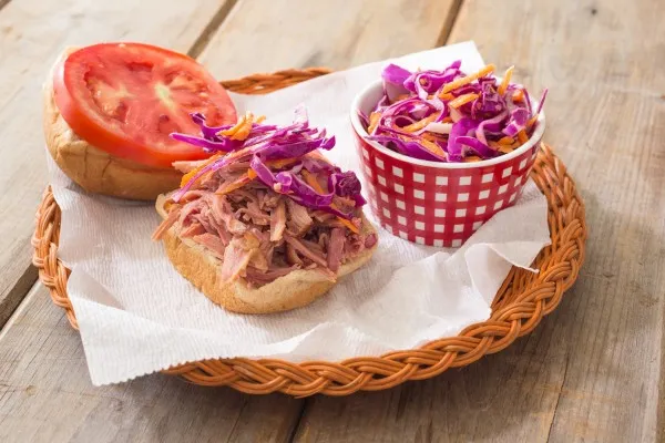 Pulled porksmörgås med rödkåls- och morotscoleslaw