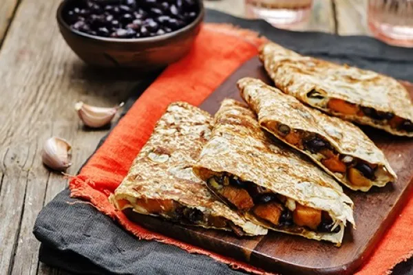 Quesadillas med svarta bönor och sötpotatis
