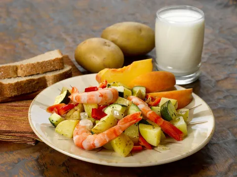 Räksauté med gul potatis och röd paprika