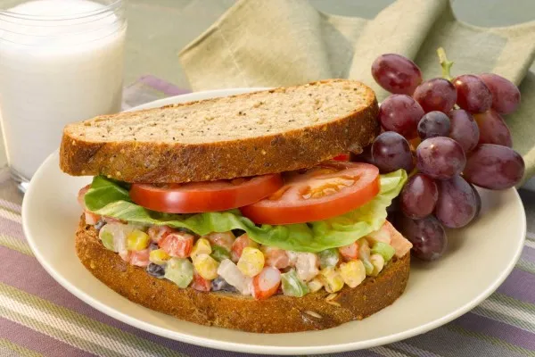 Räksmörgås med konfettisallad och vindruvor