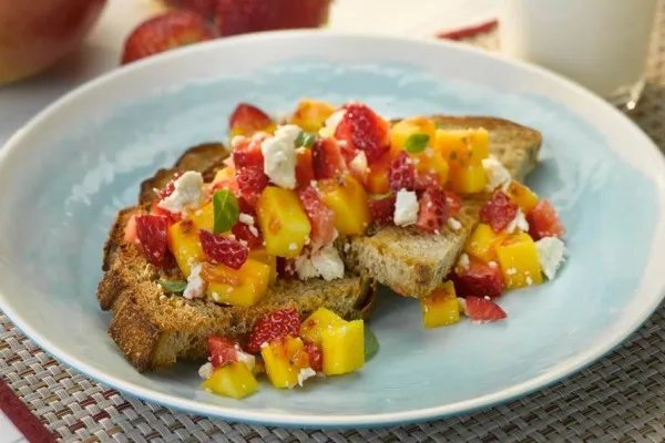 Rostade brödspetsar med jordgubb, mango och feta