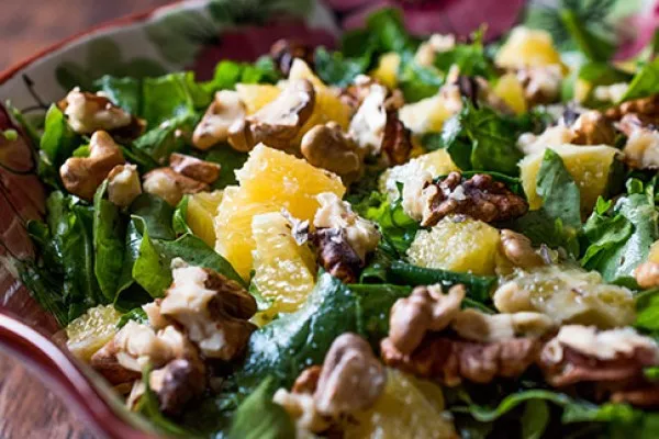 Sallad med ananas, nötter och russin