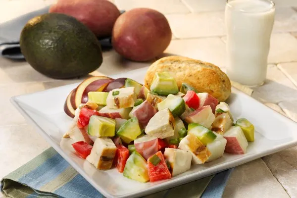 Sallad med avokado, potatis och grillad kyckling
