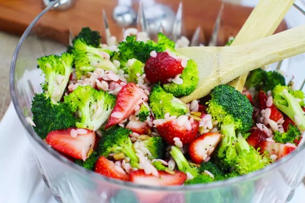 Sallad med broccoli, jordgubbar och orzo