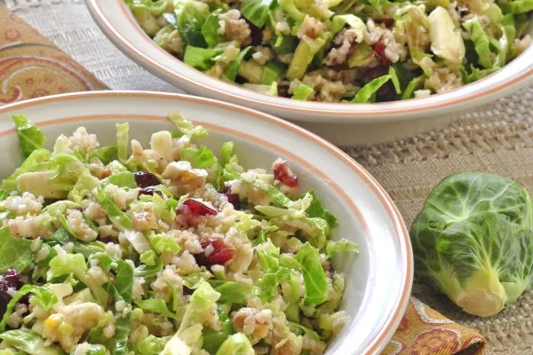 Sallad med brysselkål, tranbär och bulgur