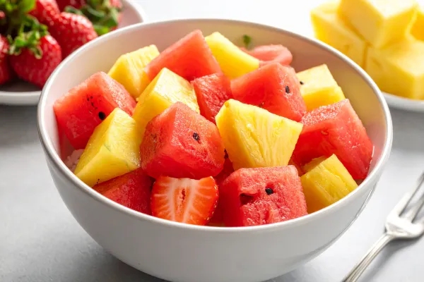 Sallad med jordgubbar, vattenmelon och ananas