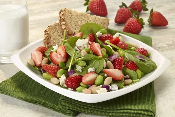 Sallad med jordgubbar, vita bönor och edamame