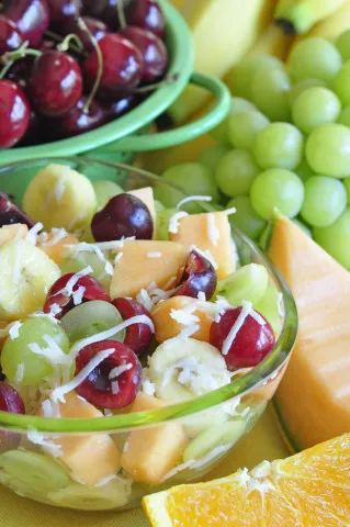 Sallad med körsbär, melon och druvor