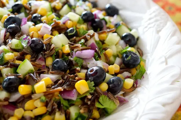 Sallad med majs, blåbär och vildris