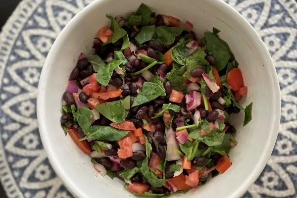 Sallad med spenat och svarta bönor