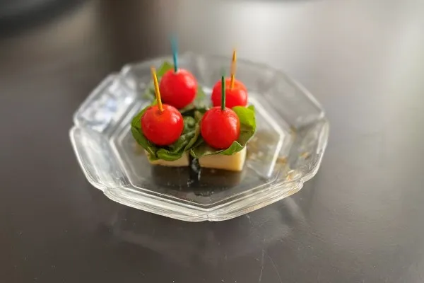 Små capresebitar