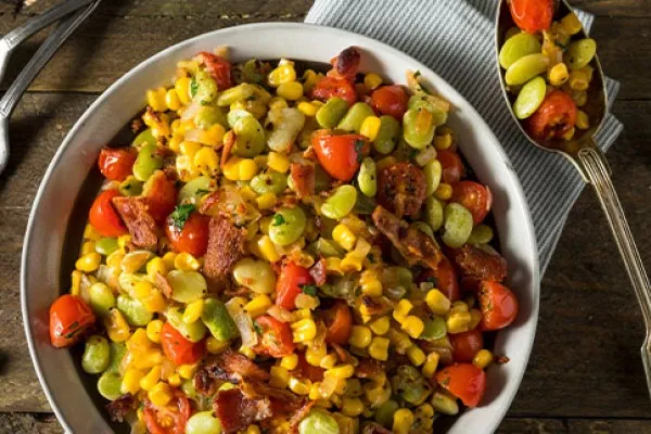 Smakrik och kryddig succotash med nötfärs