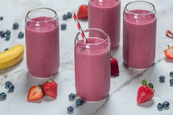 Smoothie med grönt te, bär och banan